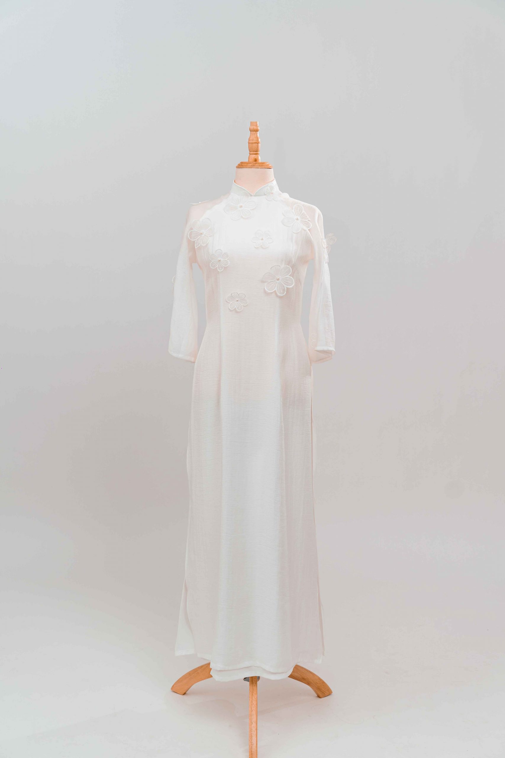 tlpc ao dai105251 áo dài bưng quả nữ màu trắng vải tơ, đính hoa
