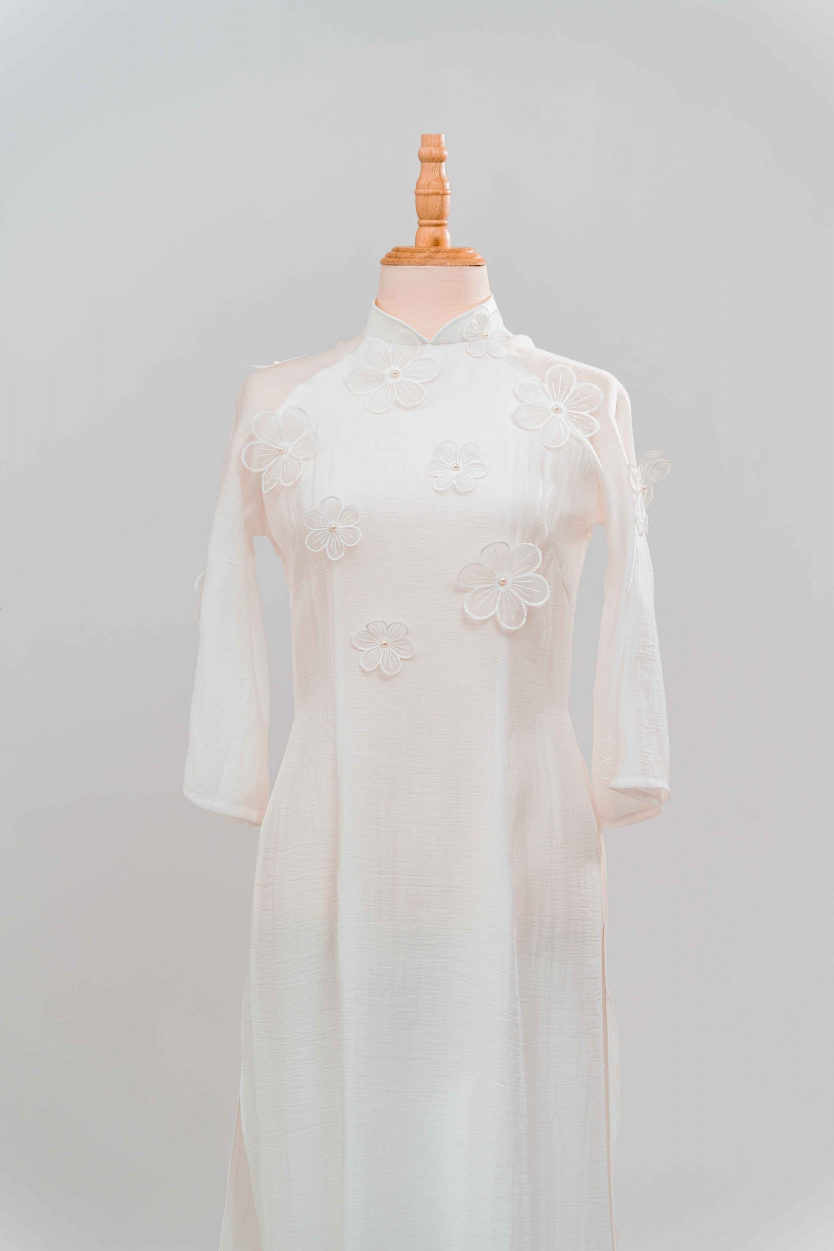 tlpc ao dai105254 áo dài bưng quả nữ màu trắng vải tơ, đính hoa
