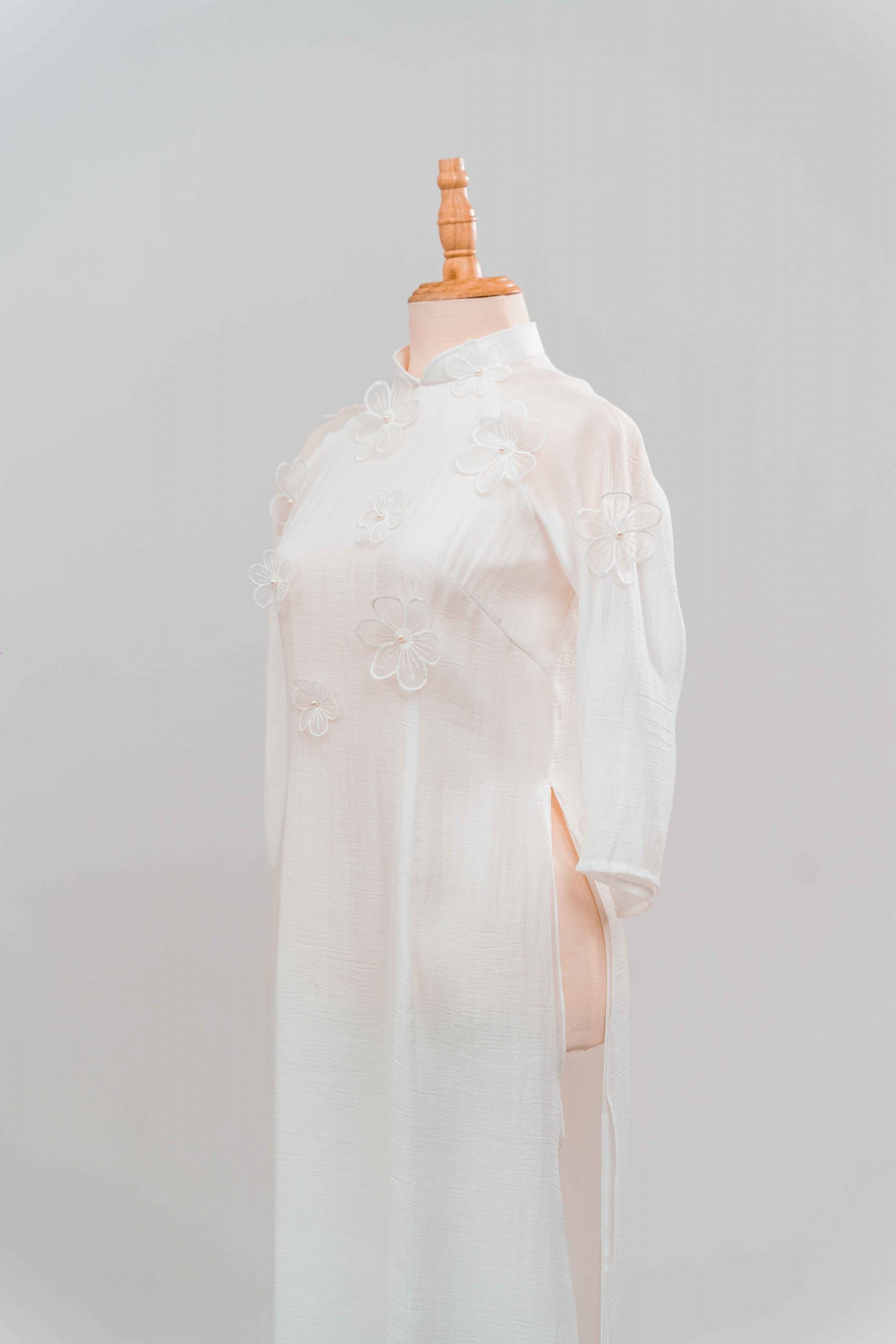 tlpc ao dai105255 áo dài bưng quả nữ màu trắng vải tơ, đính hoa