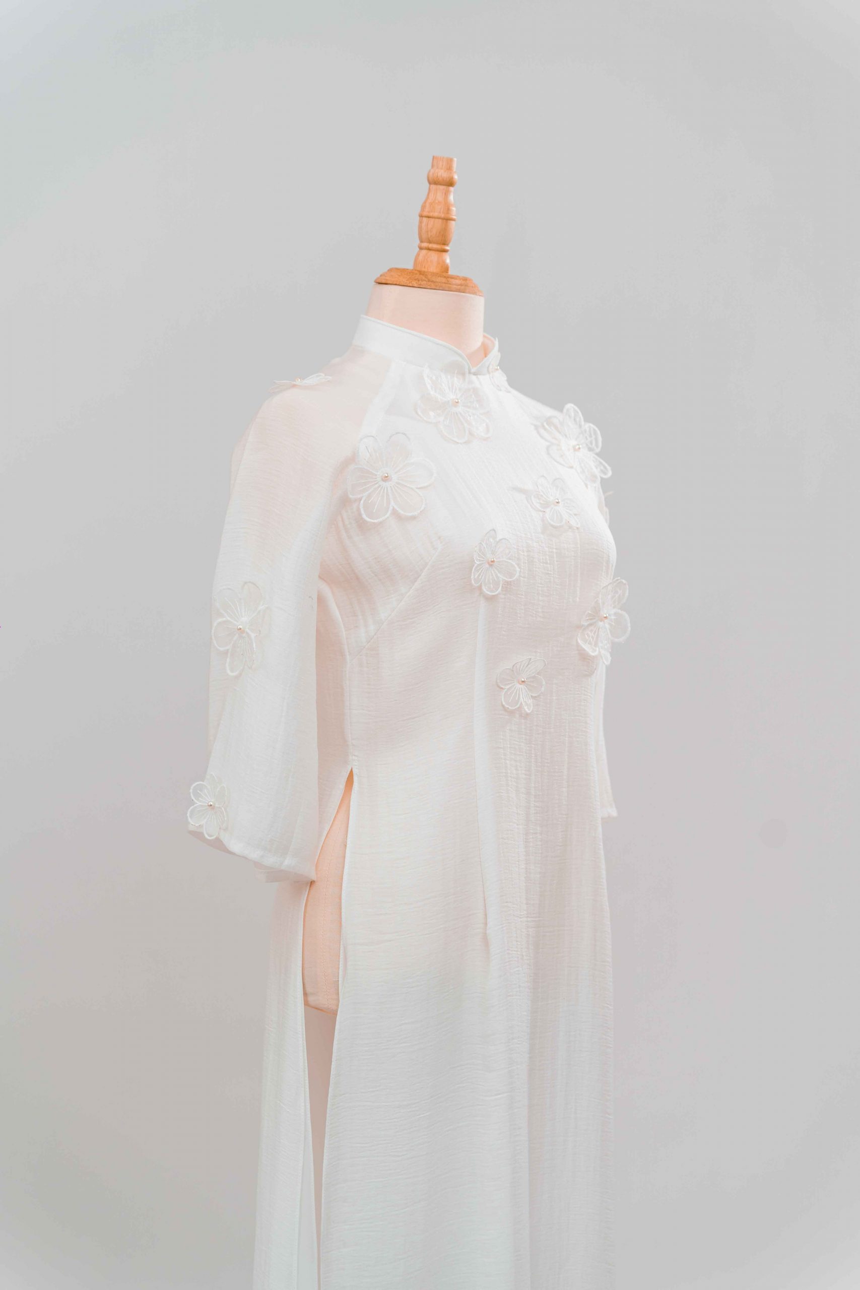 tlpc ao dai105258 áo dài bưng quả nữ màu trắng vải tơ, đính hoa